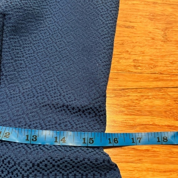 Banana Republic sleeveless blue jacquard lined peplum top w/ back zipper. Size 8 - Picture 12 of 13